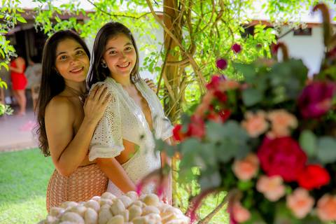 Registro afetivo: uma festa cheia de carinho, eternizada em fotos que contam uma história única na Praia do Forte Bahia.'