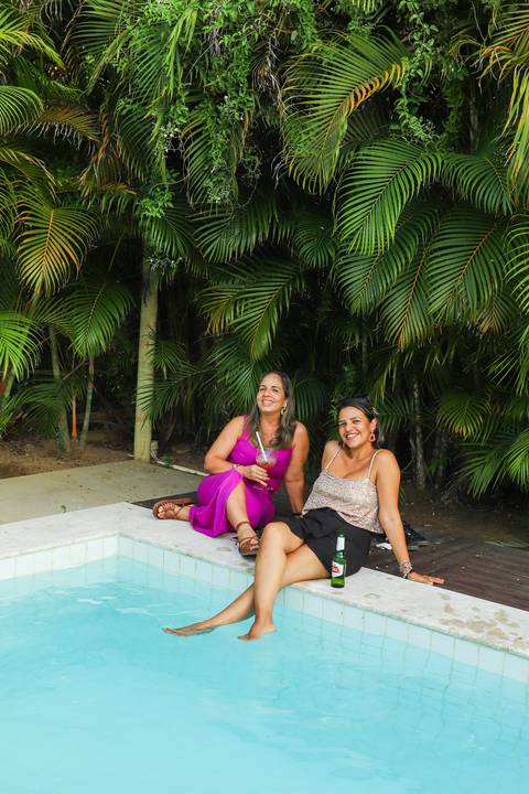 Capturando a essência: Lalinka Couto registra instantes de afeto e conexão em cada clique na Praia do Forte Bahia.'