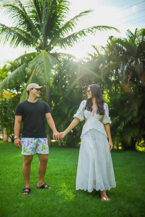 Primavera e celebração: Ayres e a magia registrada em fotos que transmitem calor humano na Praia do Forte Bahia.'
