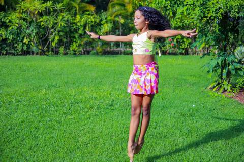 Aniversário ao ar livre: celebração única com amigos e família na Praia do Forte Bahia, registrada em imagens vibrantes'