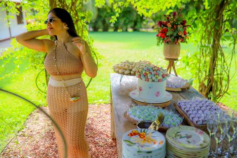 Jardim florido, sorrisos e abraços: uma tarde especial registrada com carinho e emoção em Guarajuba.'