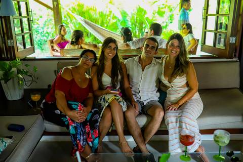 Aniversário ao ar livre: fotos que transmitem a descontração e a festividade do momento na Praia do Forte Bahia.'