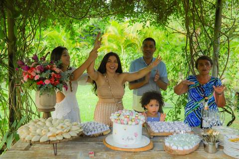 Celebrando a vida: Ayres eternizado em imagens repletas de significado e emoção em Guarajuba.'