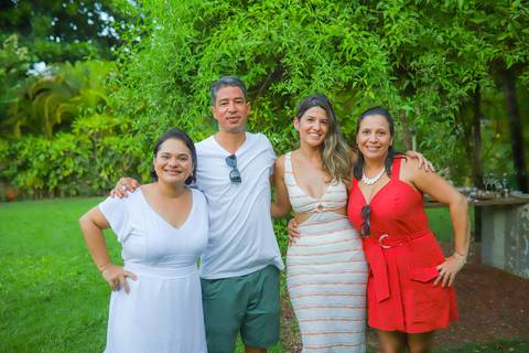 Fotografia afetiva: capturando a essência de momentos especiais na celebração de Ayres em Guarajuba.'