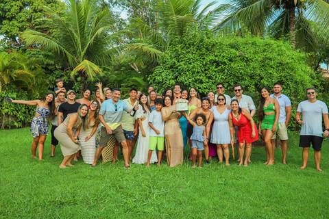 Celebrando a vida: Ayres eternizado em imagens repletas de significado e emoção em Guarajuba.'