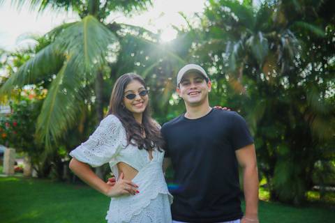 Aniversário ao ar livre: fotos que transmitem a descontração e a festividade do momento na Praia do Forte Bahia.'