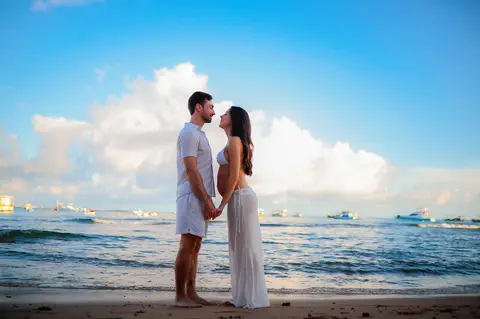 Fotografias encantadoras em Praia do Forte-Ba capturam a felicidade e a expectativa do casal enquanto aguardam a chegada de seu bebê.'