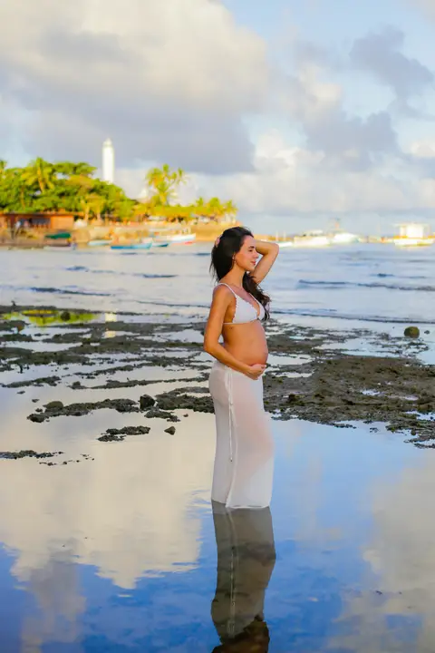 Registro emocionante do pôr do sol em Praia do Forte-Ba, onde o casal celebra a chegada iminente de seu filho.'
