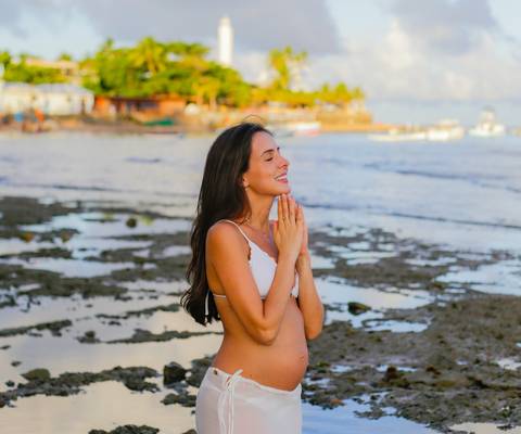 Registro emocionante do pôr do sol em Praia do Forte-Ba, onde o casal celebra a chegada iminente de seu filho.'