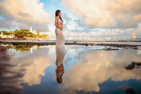 Registro emocionante do pôr do sol em Praia do Forte-Ba, onde o casal celebra a chegada iminente de seu filho.'