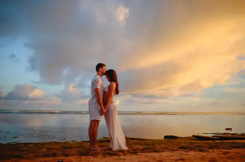 Registro emocionante do pôr do sol em Praia do Forte-Ba, onde o casal celebra a chegada iminente de seu filho.'