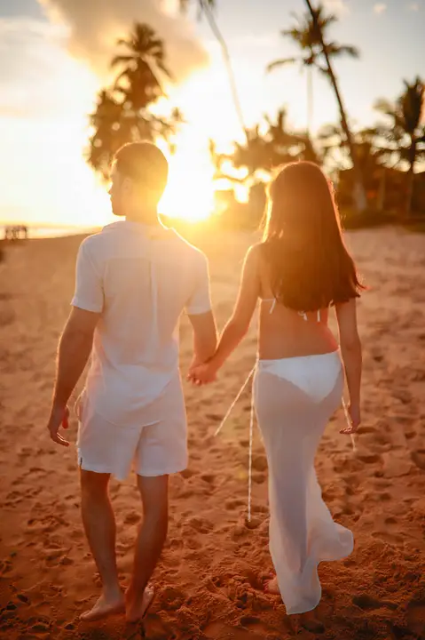 Registro emocionante do pôr do sol em Praia do Forte-Ba, onde o casal celebra a chegada iminente de seu filho.'