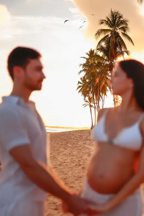 Fotografias apaixonantes em Praia do Forte-Ba destacam a beleza natural e a intimidade do casal em meio aos resorts de luxo'
