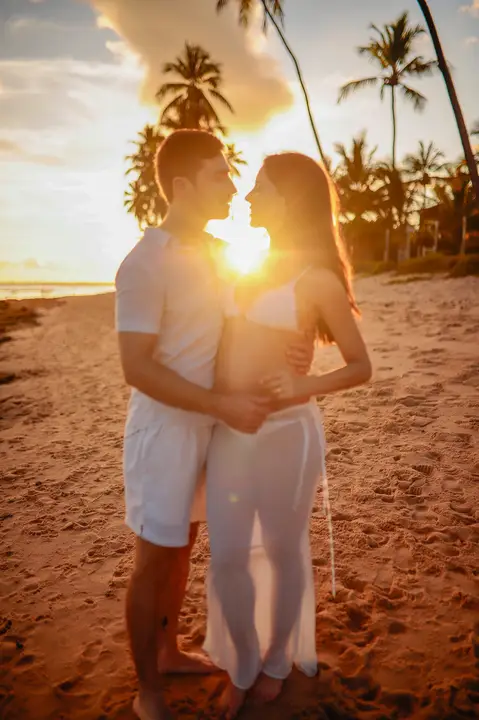 Fotografias apaixonantes em Praia do Forte-Ba destacam a beleza natural e a intimidade do casal em meio aos resorts de luxo'
