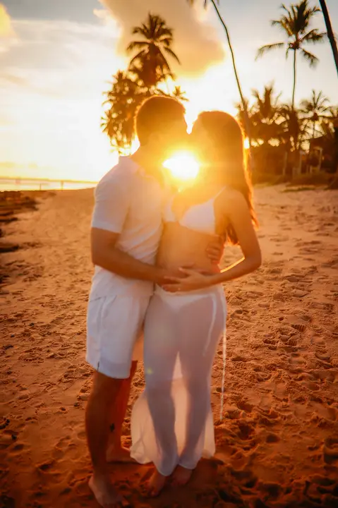 Fotografias apaixonantes em Praia do Forte-Ba destacam a beleza natural e a intimidade do casal em meio aos resorts de luxo'