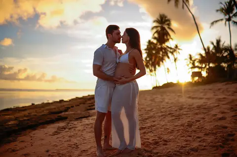 Fotografias apaixonantes em Praia do Forte-Ba destacam a beleza natural e a intimidade do casal em meio aos resorts de luxo'