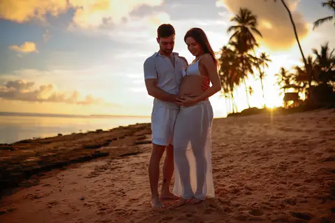 Fotografias apaixonantes em Praia do Forte-Ba destacam a beleza natural e a intimidade do casal em meio aos resorts de luxo'