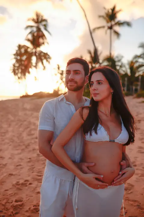 Fotografias apaixonantes em Praia do Forte-Ba destacam a beleza natural e a intimidade do casal em meio aos resorts de luxo'