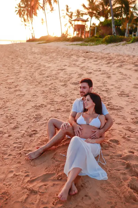 Fotografias apaixonantes em Praia do Forte-Ba destacam a beleza natural e a intimidade do casal em meio aos resorts de luxo'