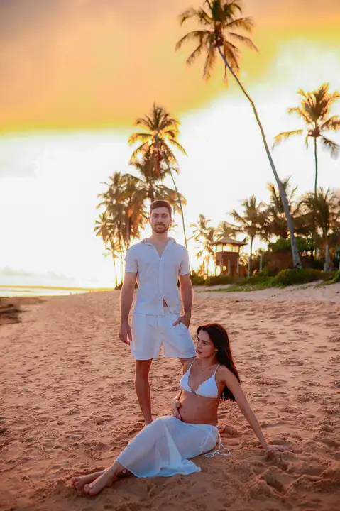 Fotografias apaixonantes em Praia do Forte-Ba destacam a beleza natural e a intimidade do casal em meio aos resorts de luxo'