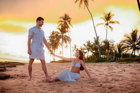Fotos deslumbrantes em Praia do Forte-Ba revelam a conexão profunda entre o casal e a expectativa pela chegada do pequeno Matteo'