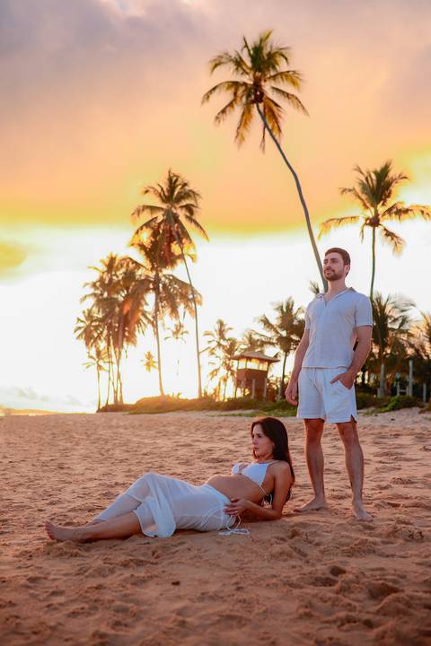 Fotos deslumbrantes em Praia do Forte-Ba revelam a conexão profunda entre o casal e a expectativa pela chegada do pequeno Matteo'