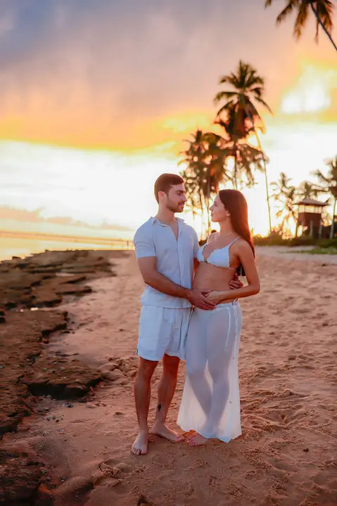 Fotos deslumbrantes em Praia do Forte-Ba revelam a conexão profunda entre o casal e a expectativa pela chegada do pequeno Matteo'
