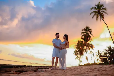 Fotos deslumbrantes em Praia do Forte-Ba revelam a conexão profunda entre o casal e a expectativa pela chegada do pequeno Matteo'