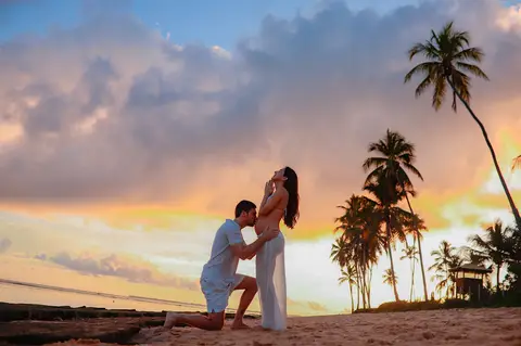 Fotos deslumbrantes em Praia do Forte-Ba revelam a conexão profunda entre o casal e a expectativa pela chegada do pequeno Matteo'