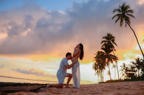 Fotos deslumbrantes em Praia do Forte-Ba revelam a conexão profunda entre o casal e a expectativa pela chegada do pequeno Matteo'