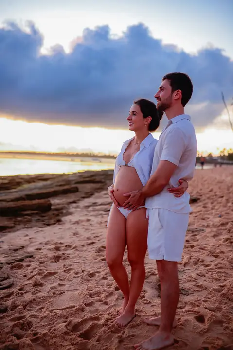 Fotos deslumbrantes em Praia do Forte-Ba revelam a conexão profunda entre o casal e a expectativa pela chegada do pequeno Matteo'