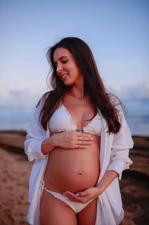 Fotos deslumbrantes em Praia do Forte-Ba revelam a conexão profunda entre o casal e a expectativa pela chegada do pequeno Matteo'
