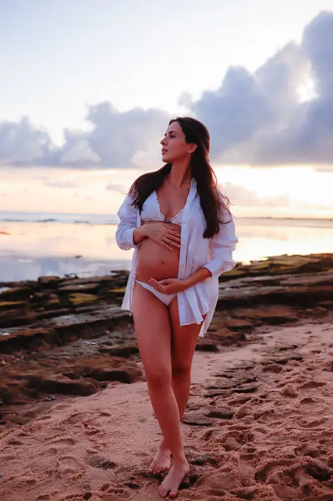 Fotos deslumbrantes em Praia do Forte-Ba revelam a conexão profunda entre o casal e a expectativa pela chegada do pequeno Matteo'