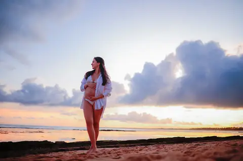Experiência única de ensaio fotográfico em um dos resorts de classe mundial em Praia do Forte-Ba, capturando a essência do amor e da espera pelo filho'