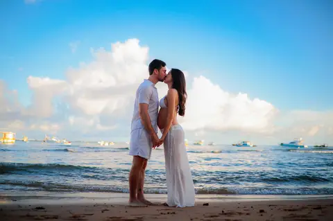 Ensaio fotográfico deslumbrante em Praia do Forte-Ba captura o amor e a expectativa do casal à espera do bebê.'