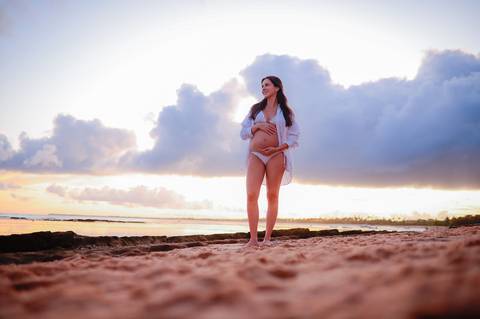 Experiência única de ensaio fotográfico em um dos resorts de classe mundial em Praia do Forte-Ba, capturando a essência do amor e da espera pelo filho'
