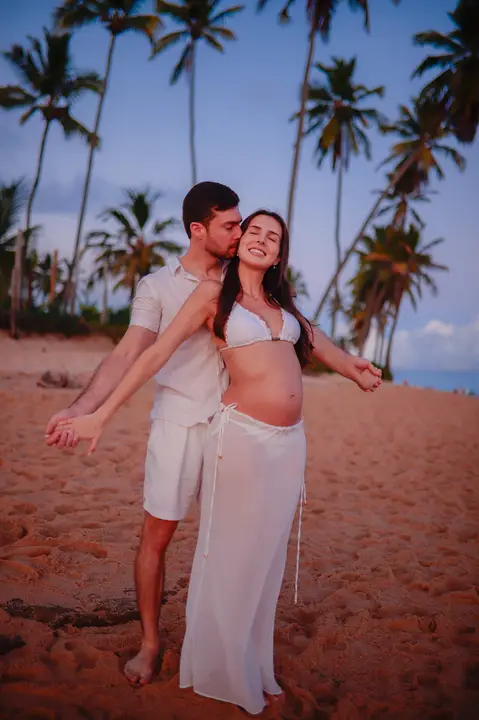 Experiência única de ensaio fotográfico em um dos resorts de classe mundial em Praia do Forte-Ba, capturando a essência do amor e da espera pelo filho'