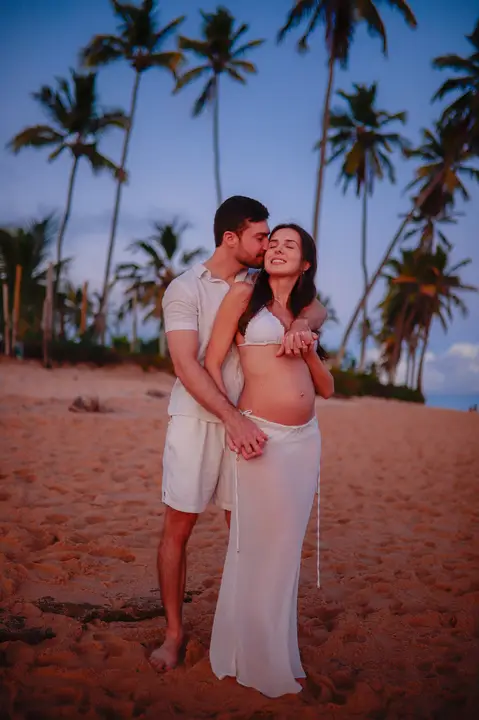 Experiência única de ensaio fotográfico em um dos resorts de classe mundial em Praia do Forte-Ba, capturando a essência do amor e da espera pelo filho'
