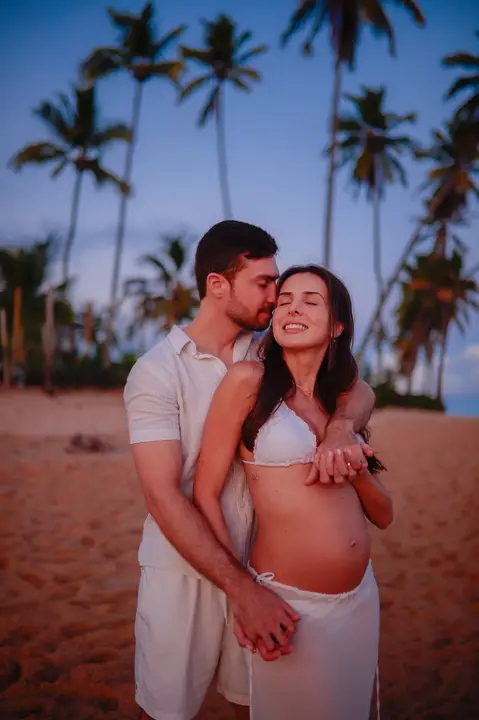 Experiência única de ensaio fotográfico em um dos resorts de classe mundial em Praia do Forte-Ba, capturando a essência do amor e da espera pelo filho'