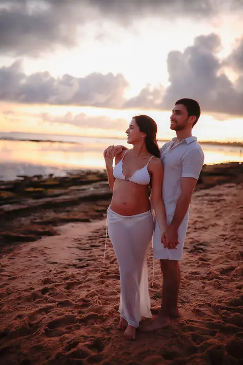 Experiência única de ensaio fotográfico em um dos resorts de classe mundial em Praia do Forte-Ba, capturando a essência do amor e da espera pelo filho'