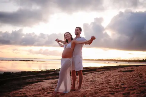 Experiência única de ensaio fotográfico em um dos resorts de classe mundial em Praia do Forte-Ba, capturando a essência do amor e da espera pelo filho'