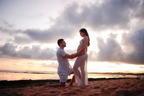 Experiência única de ensaio fotográfico em um dos resorts de classe mundial em Praia do Forte-Ba, capturando a essência do amor e da espera pelo filho'