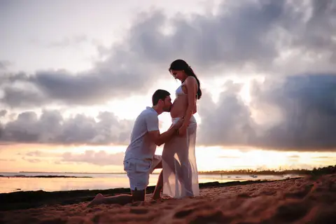 Experiência única de ensaio fotográfico em um dos resorts de classe mundial em Praia do Forte-Ba, capturando a essência do amor e da espera pelo filho'