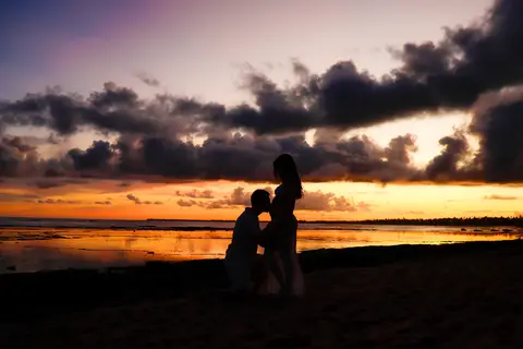 Experiência única de ensaio fotográfico em um dos resorts de classe mundial em Praia do Forte-Ba, capturando a essência do amor e da espera pelo filho'