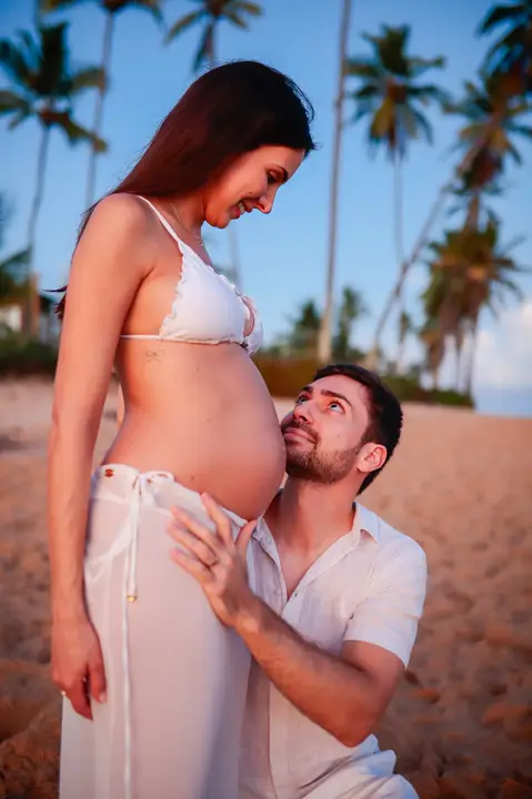 Experiência única de ensaio fotográfico em um dos resorts de classe mundial em Praia do Forte-Ba, capturando a essência do amor e da espera pelo filho'