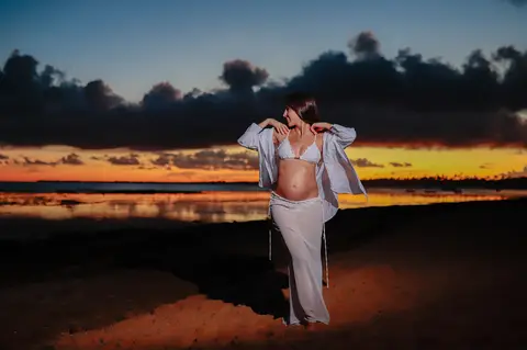 Experiência única de ensaio fotográfico em um dos resorts de classe mundial em Praia do Forte-Ba, capturando a essência do amor e da espera pelo filho'