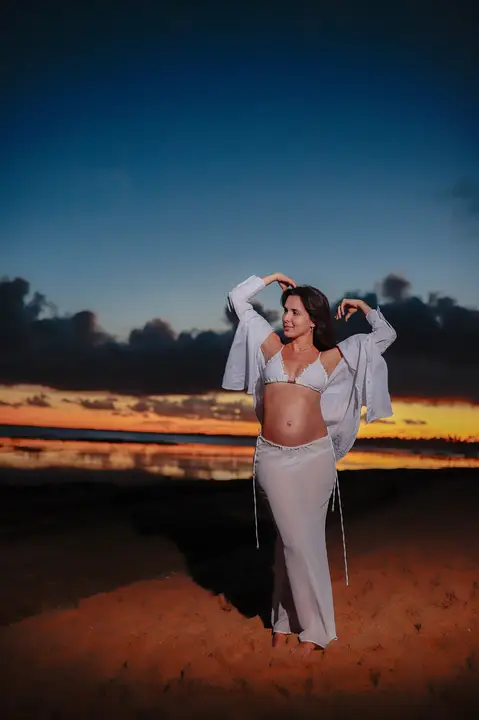 Experiência única de ensaio fotográfico em um dos resorts de classe mundial em Praia do Forte-Ba, capturando a essência do amor e da espera pelo filho'