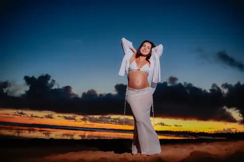 Fotografias encantadoras em Praia do Forte-Ba capturam a felicidade e a expectativa do casal enquanto aguardam a chegada de seu bebê.'