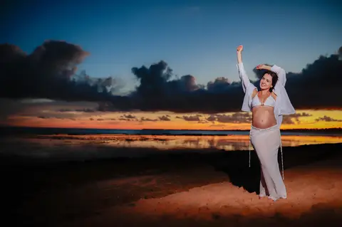 Fotografias encantadoras em Praia do Forte-Ba capturam a felicidade e a expectativa do casal enquanto aguardam a chegada de seu bebê.'
