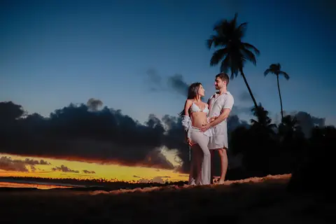 Fotografias encantadoras em Praia do Forte-Ba capturam a felicidade e a expectativa do casal enquanto aguardam a chegada de seu bebê.'